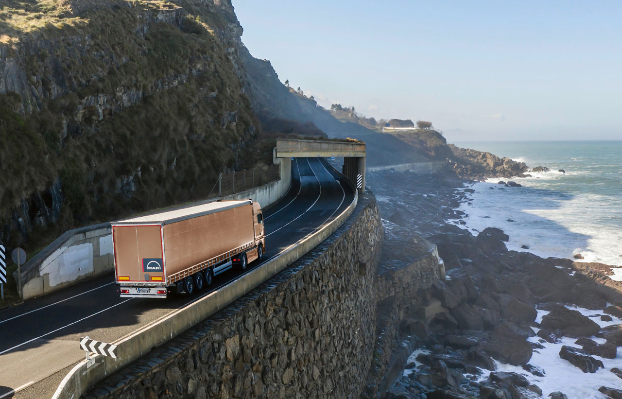 Eine Grafik mit Lkw, Bus und Van, sowie dem Umriss eines Smartphones