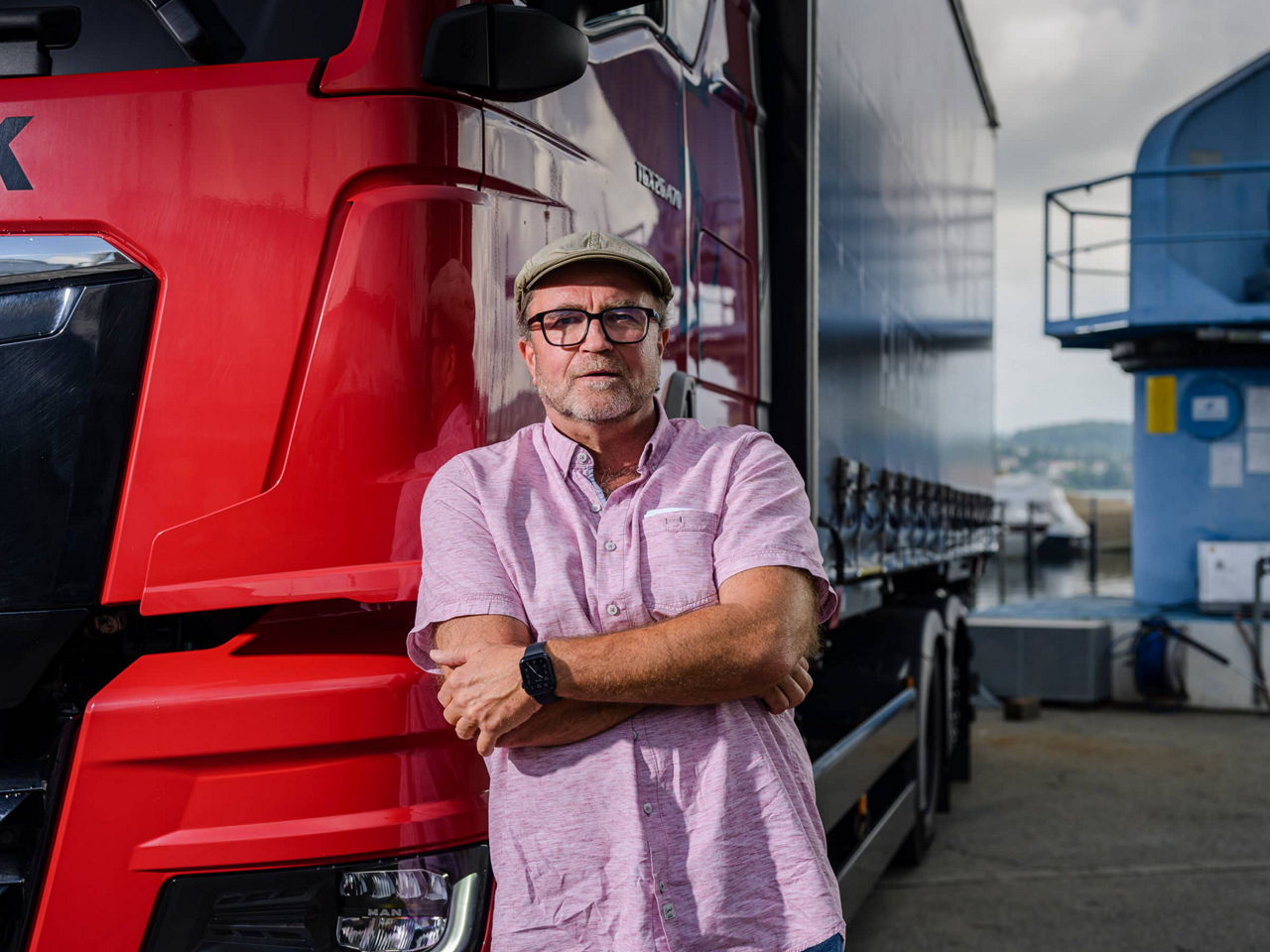 Beck vor dem roten MAN TGX