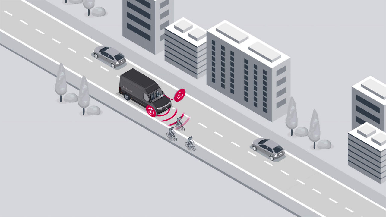 Asistenčný systém núdzového brzdenia vystríha vodiča pred hroziacimi kolíziami a v prípade nebezpečenstva začne s núdzovým brzdením.