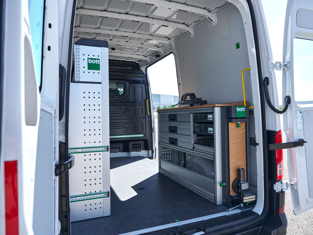 Bott shelving systems in the MAN TGE panel van