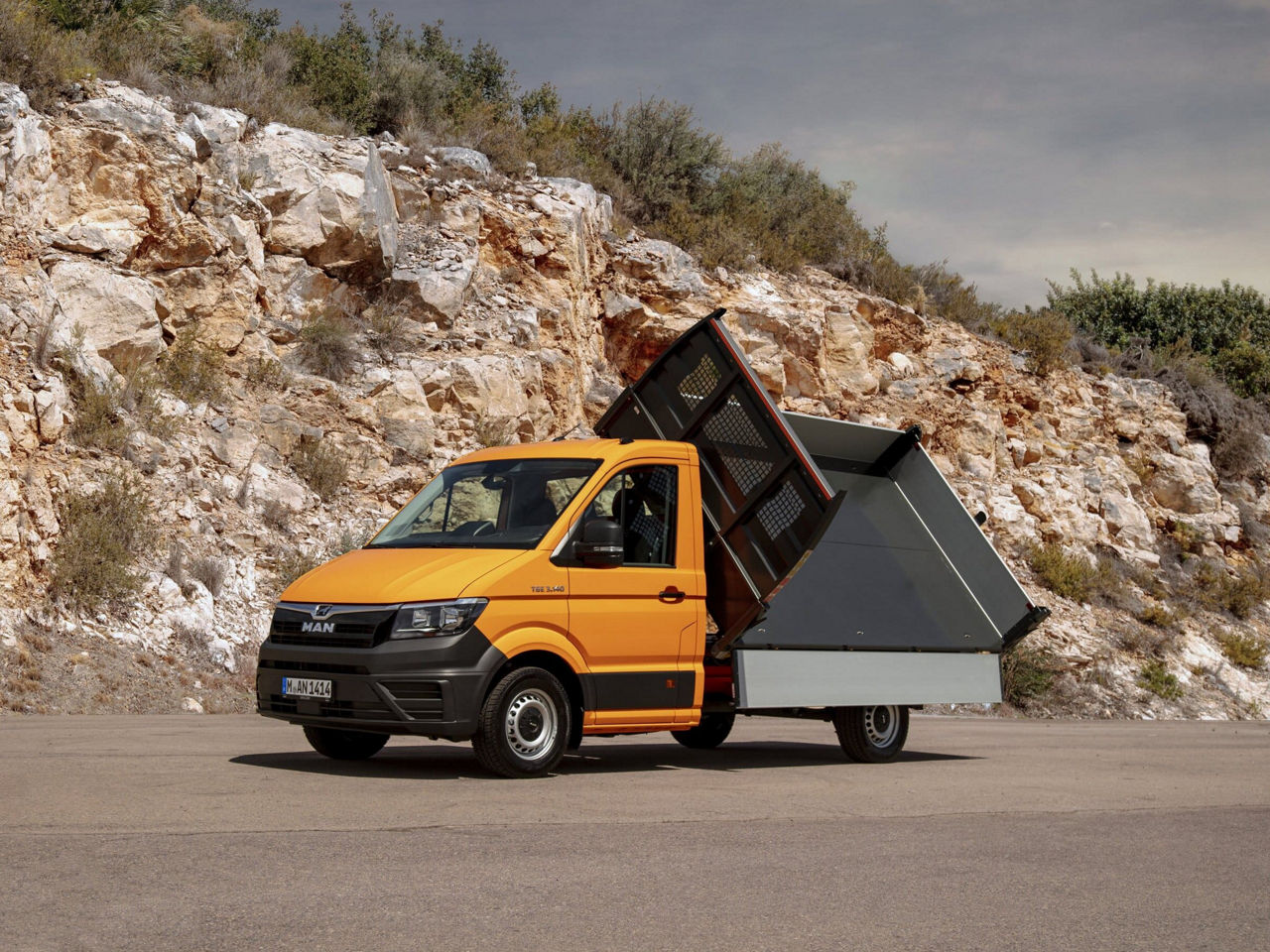 Il MAN TGE con allestimento Henschel con cassone ribaltabile nell’impiego cava-cantiere.