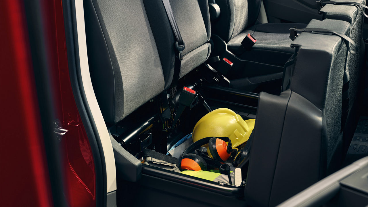 La pratica cassa porta attrezzi sotto ai sedili ribaltabili del MAN TGE.