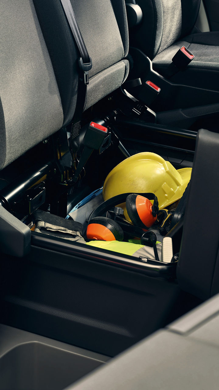 La pratica cassa porta attrezzi sotto ai sedili ribaltabili del MAN TGE.