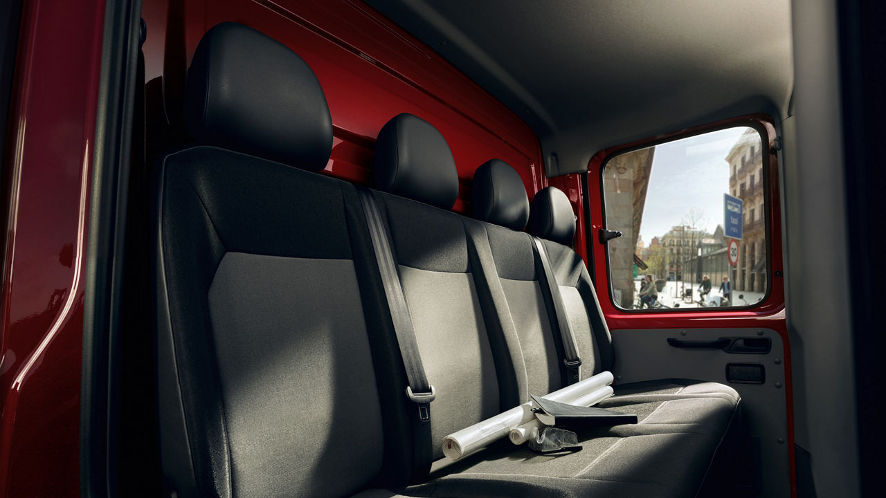Sul sedile posteriore del MAN TGE a cabina doppia possono trovare posto fino a quattro persone.