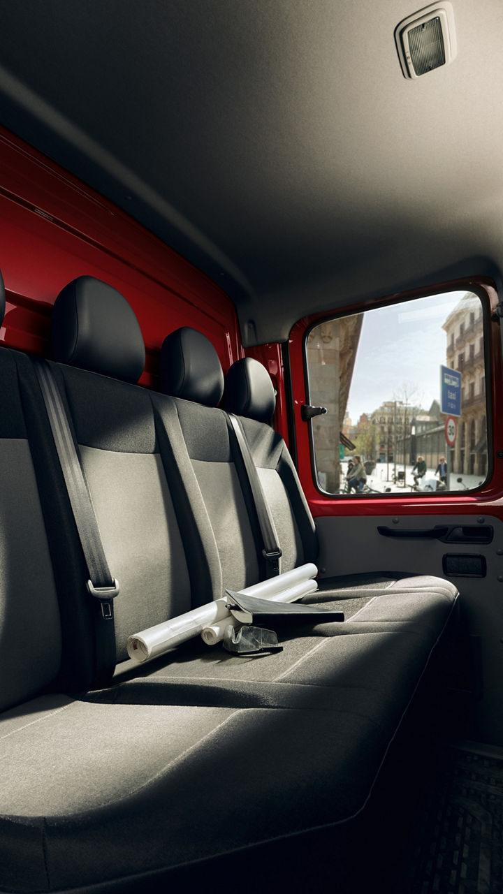 Sul sedile posteriore del MAN TGE a cabina doppia possono trovare posto fino a quattro persone.