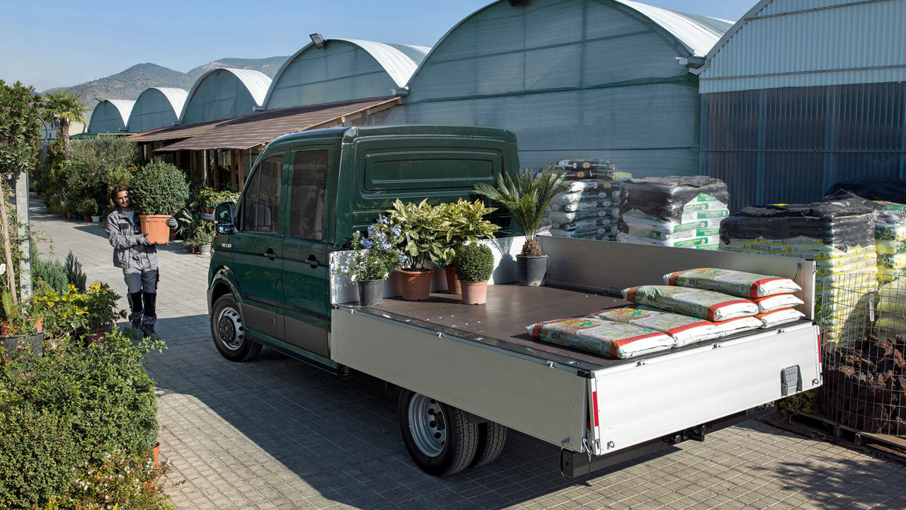 La superficie di carico del MAN TGE con anelli di fissaggio per ancorare il carico.