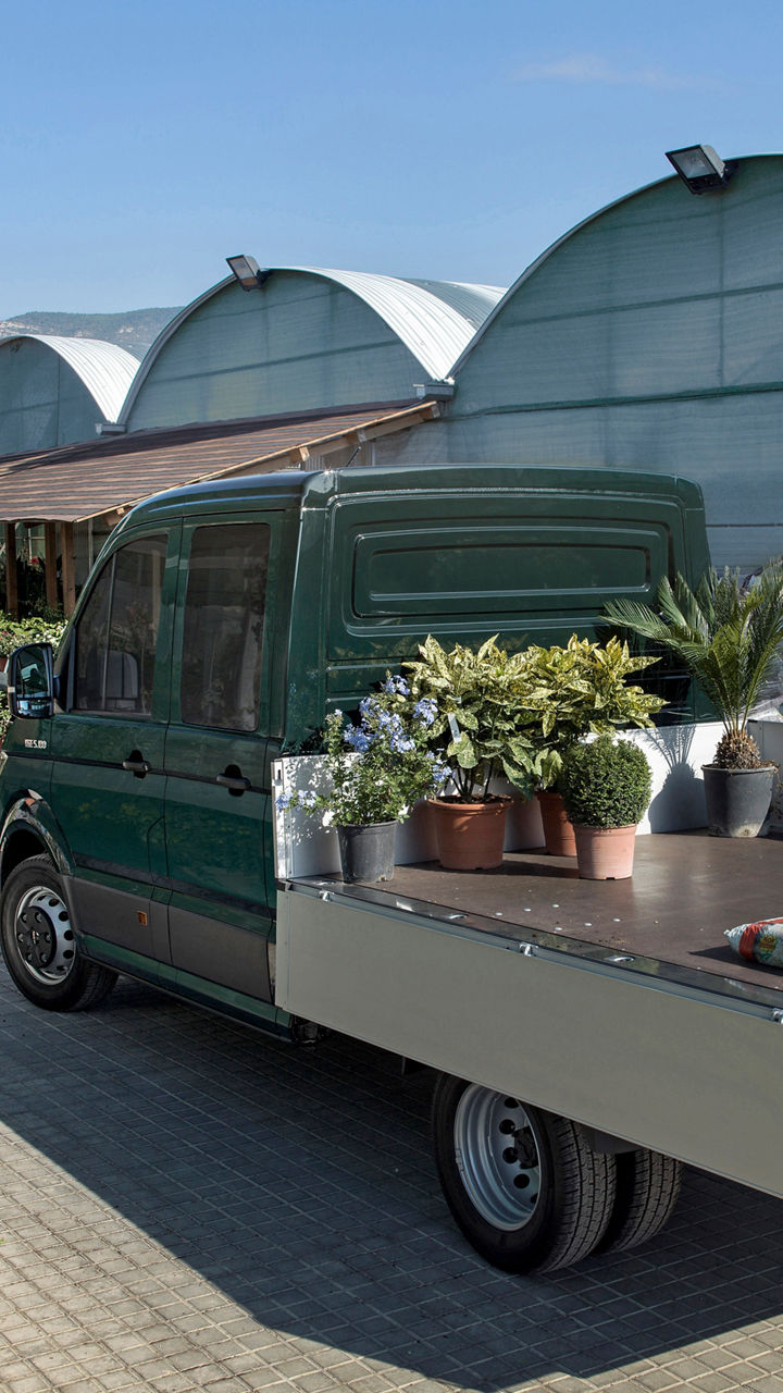 La superficie di carico del MAN TGE con anelli di fissaggio per ancorare il carico.