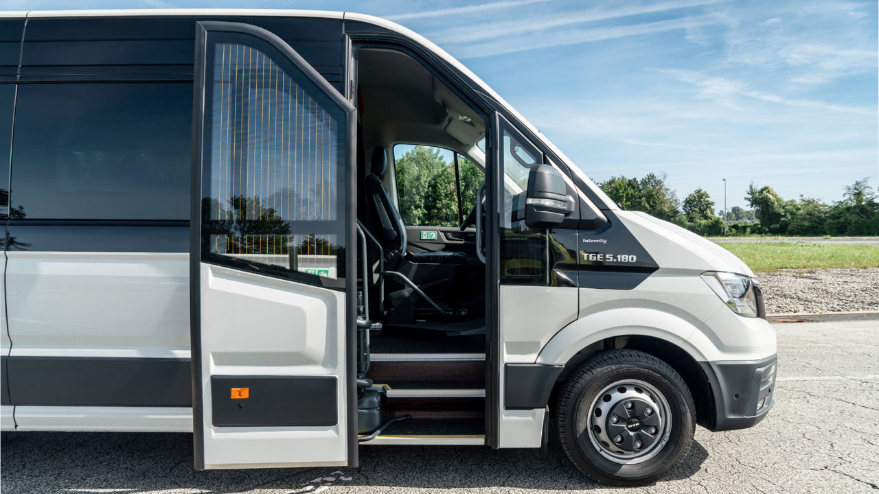 Den elektriska skjutdörren med fotsteg i MAN TGE Intercity.