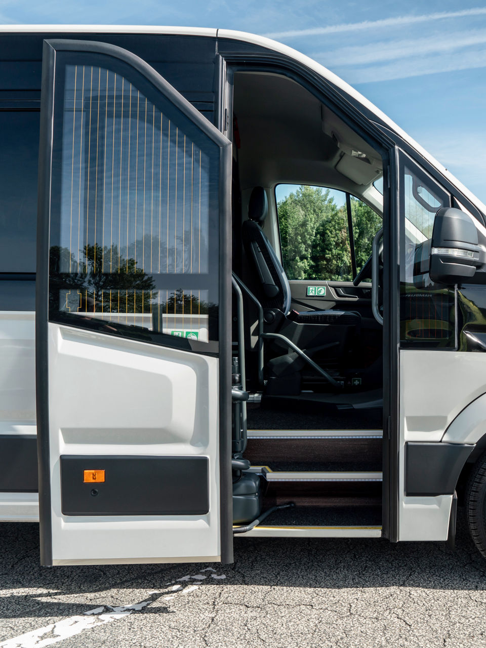 Den elektriska skjutdörren med fotsteg i MAN TGE Intercity.