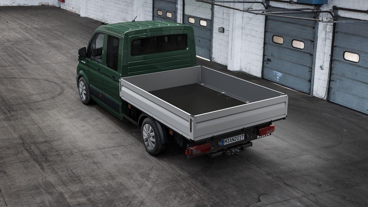 Die großzügige Pritsche bietet genug Platz für große Arbeitsmaschinen 