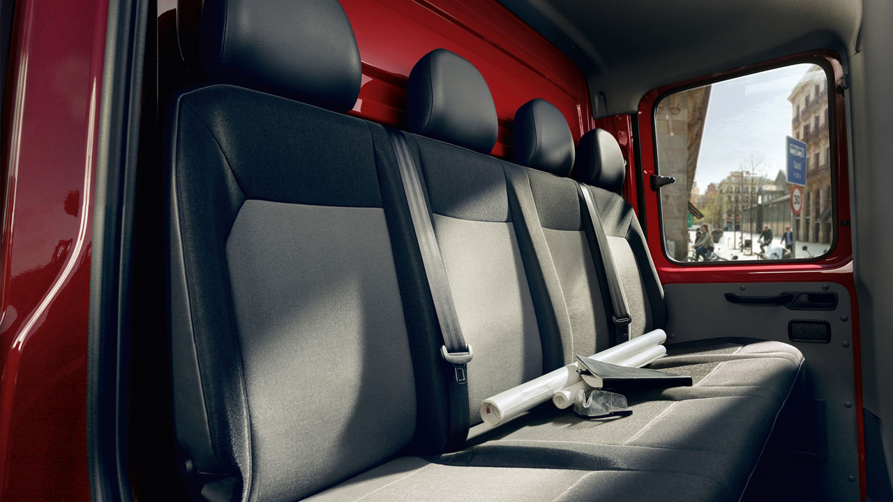 Die komfortable 4er-Rückbank bietet zusätzlichen Stauraum 