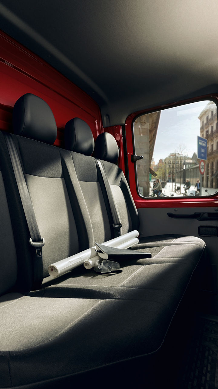 Die komfortable 4er-Rückbank bietet zusätzlichen Stauraum 