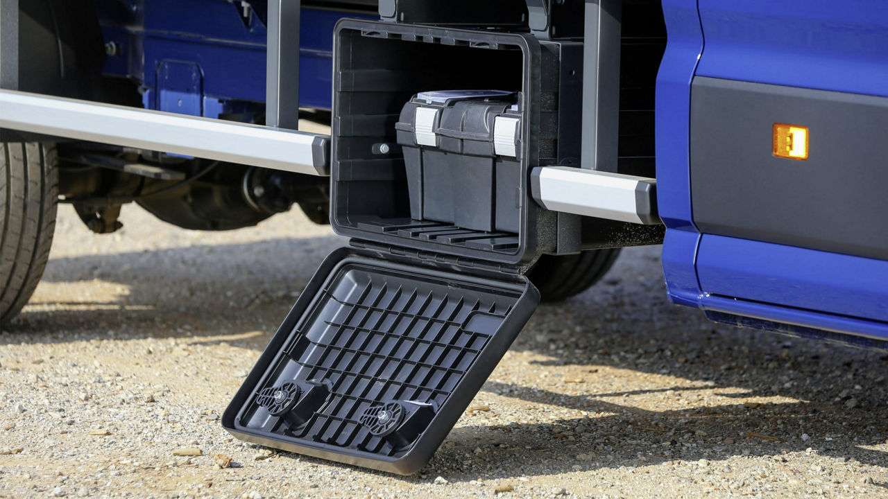 Pratico toolbox sul MAN TGE con cassone aperto per riporre la minuteria