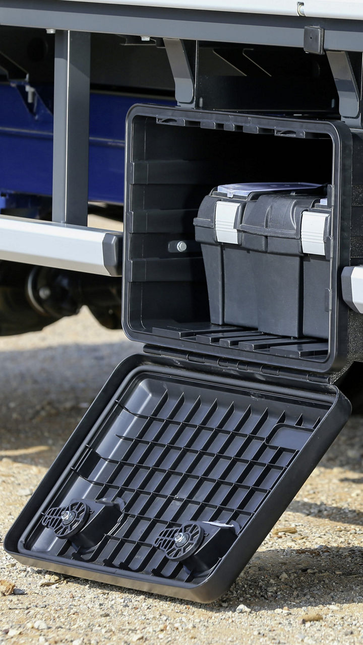 Pratico toolbox sul MAN TGE con cassone aperto per riporre la minuteria