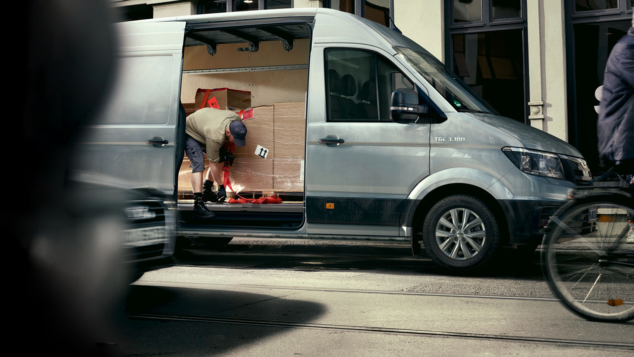 The extra-wide, side cargo space door guarantees easy and fast loading and unloading