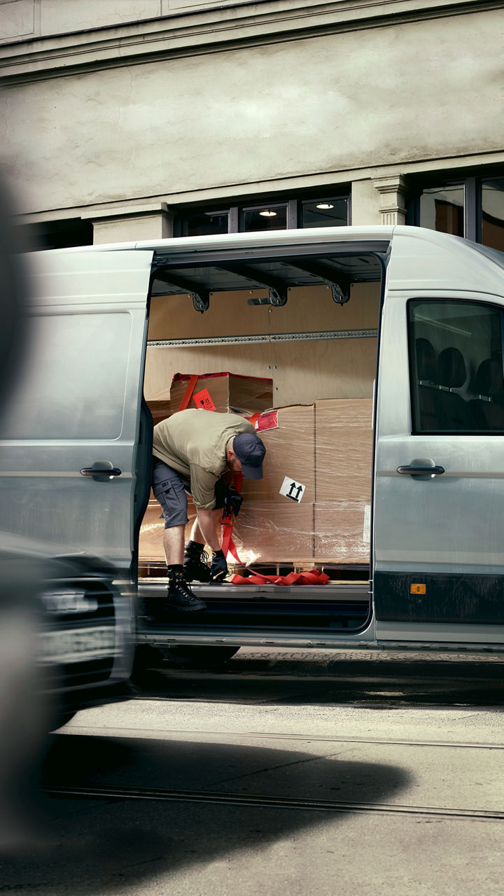 The extra-wide, side cargo space door guarantees easy and fast loading and unloading