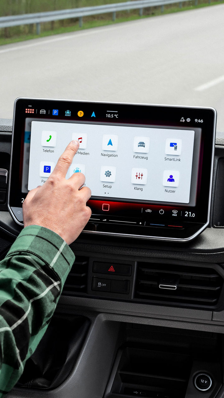 Navigation and infotainment in the MAN TGE Combi Van with the MAN Media Van Navigation infotainment system.