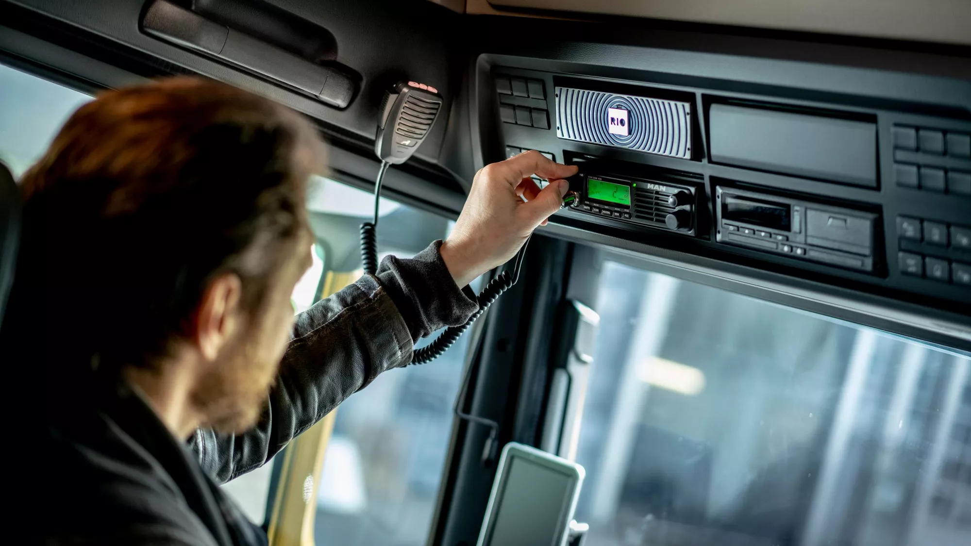 Fahrer bedient Infotainment-System im Truck 