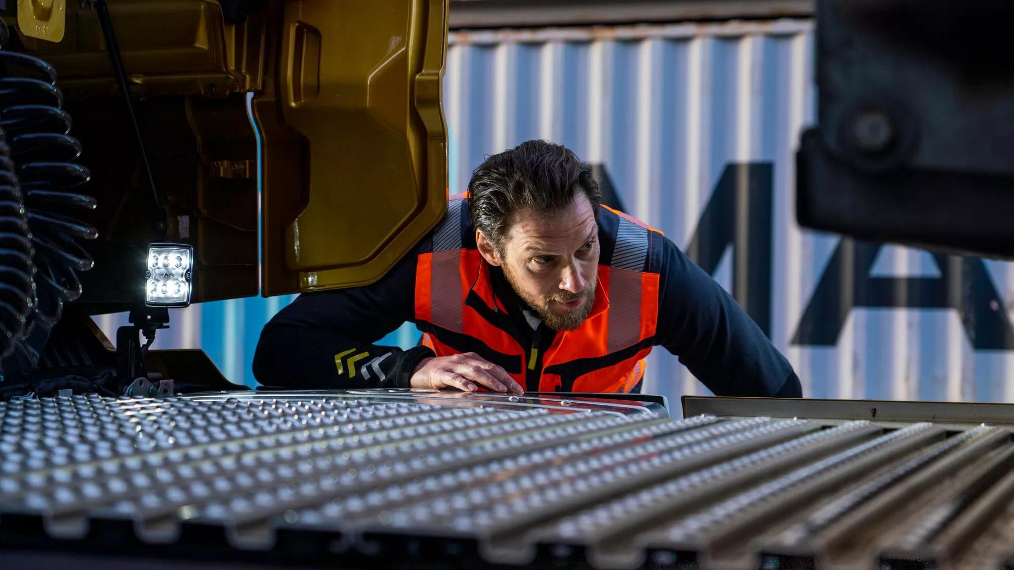 Mann mit Sicherheitsweste kontrolliert Truck
