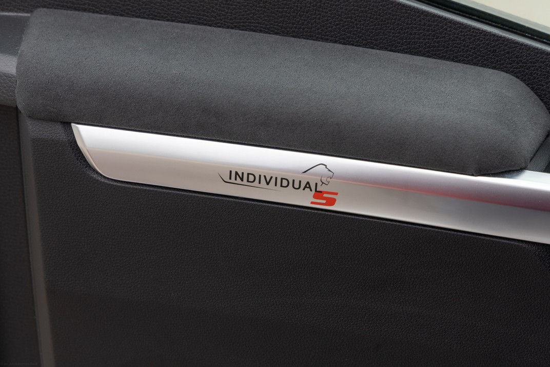 Leather and Alcantara-look trim on door inserts and armrests.