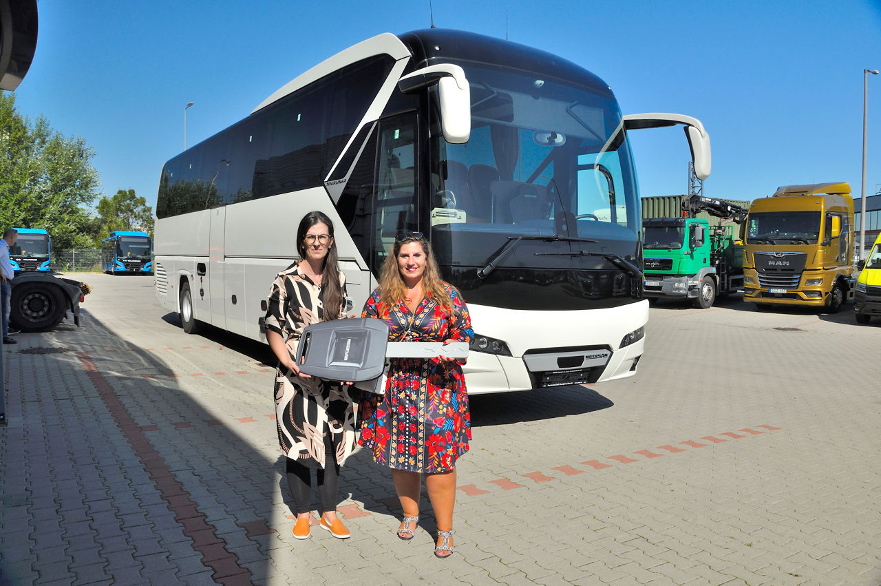 man_hu_press_P_Furia_Tours_Kft_NEOPLAN_Tourliner_atadas-02.JPG