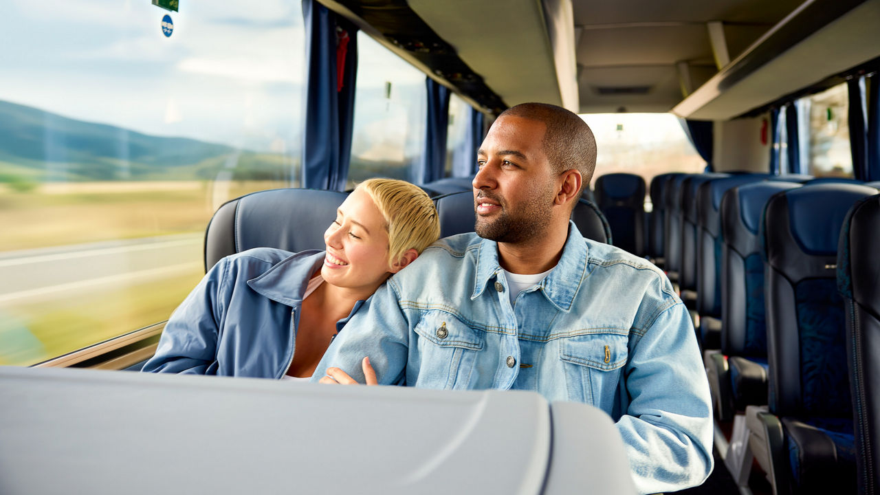 Bir yolcu MAN Lion’s Coach E koltuğuna yerleşmiş, keyfini bile çıkarıyor