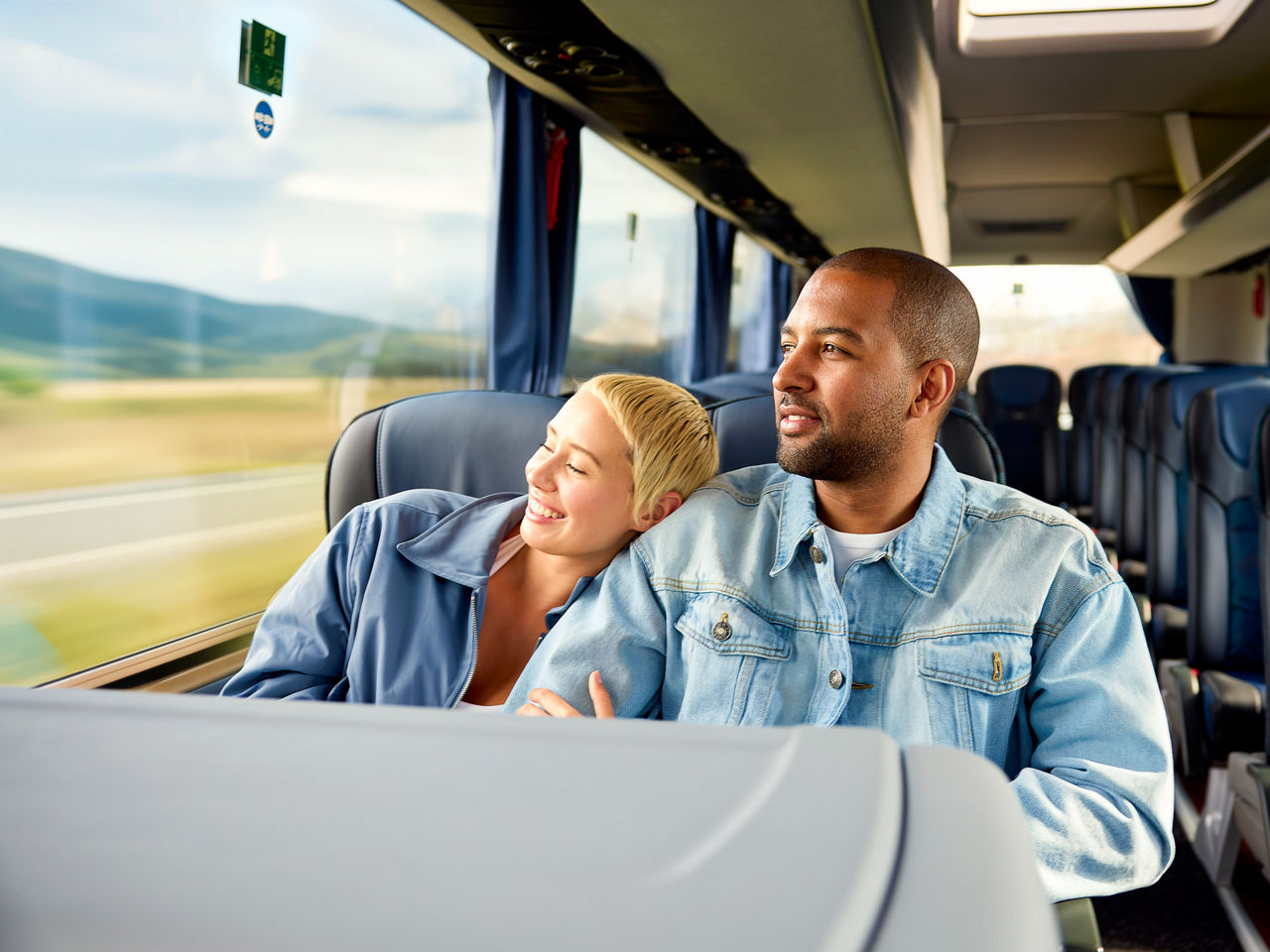 Eine Passagierin entspannt an Board eines MAN Lion’s City E und genießt die Aussicht