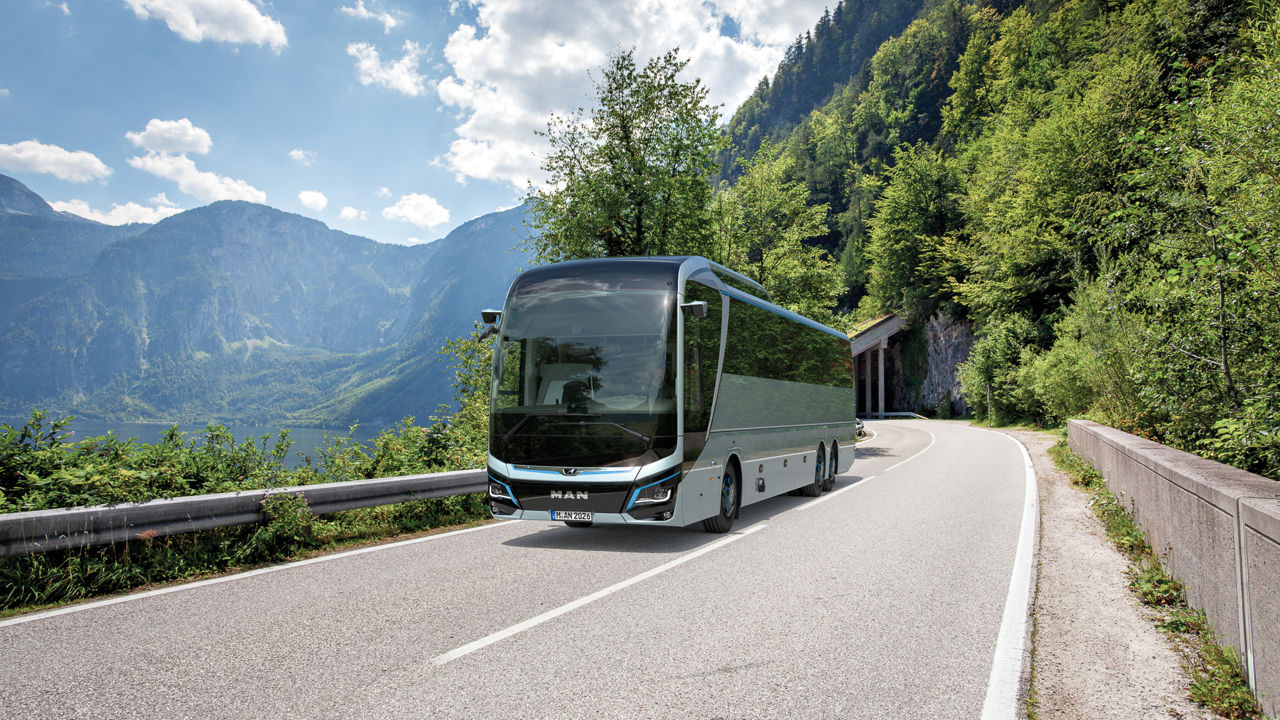 Der neue elektrische MAN Lion’s Coach E auf einer szenischen Reise in den Alpen.  