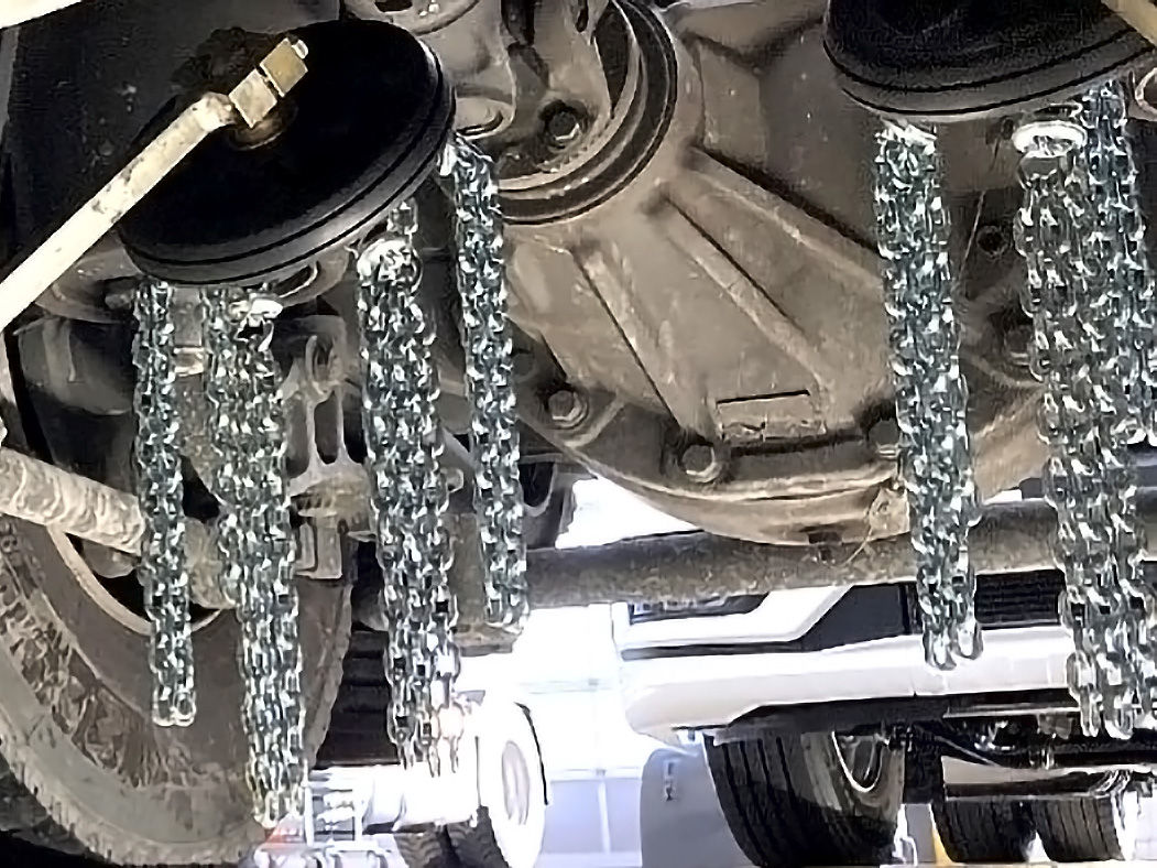 Abbildung der MAN Original Rotationsketten, montiert an der Unterseite des Fahrzeugs.