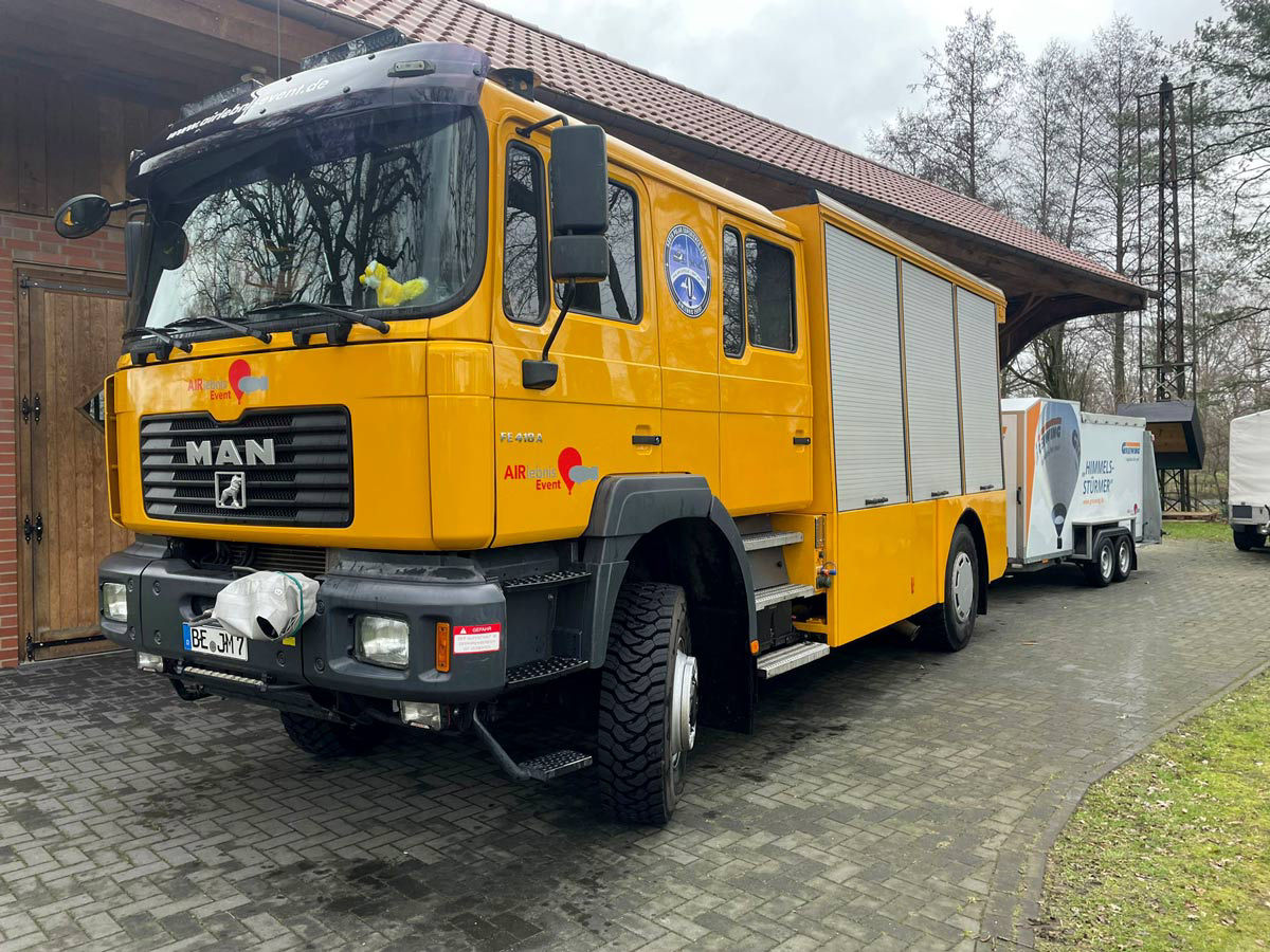 MAN Lkw in gelb von der Seite