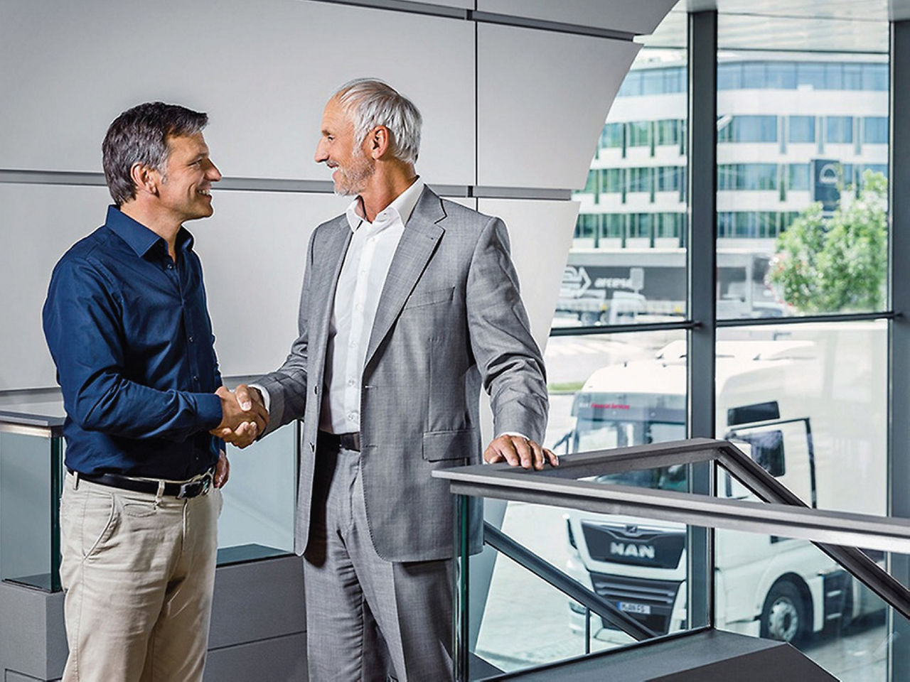 billede af to forretningspartnere, der giver hånd