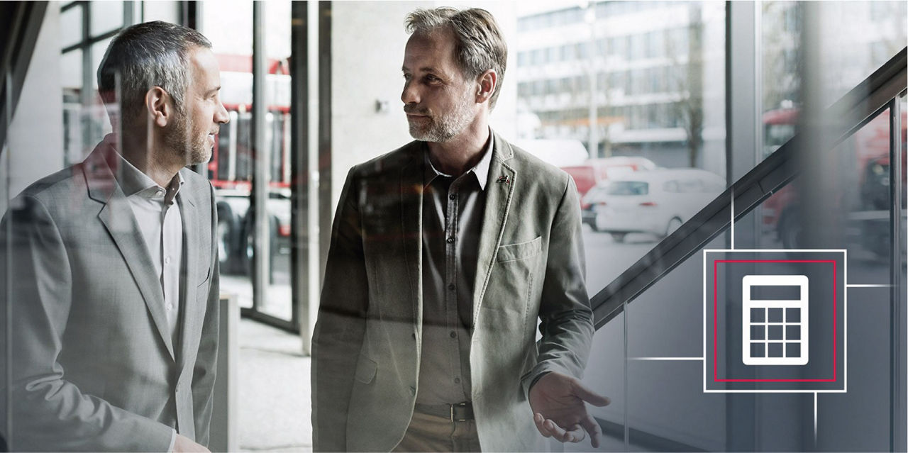 billede af to forretningsfolk, der taler om finansielle tjenester