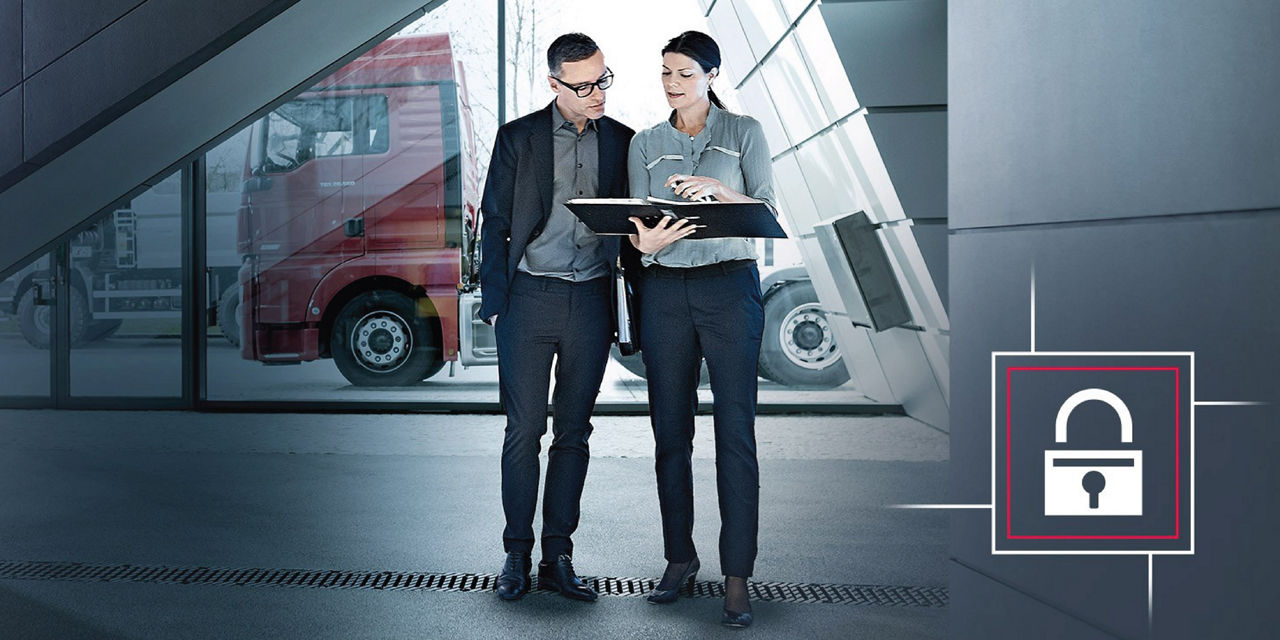 En mand taler med en kvinde, der sidder på en sofa i en lobby