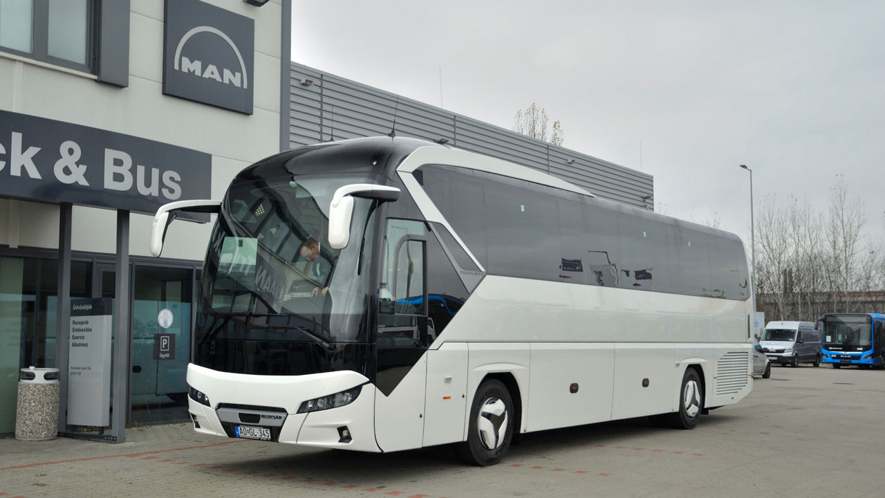mtb-csicsi-tours-neoplan-átadás-01-16x9.jpg