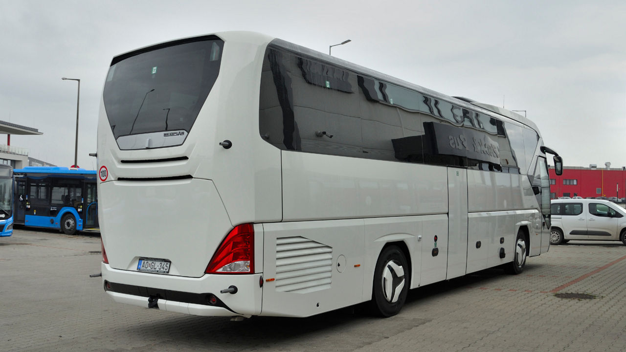 Fehér Neoplan busz hátulról