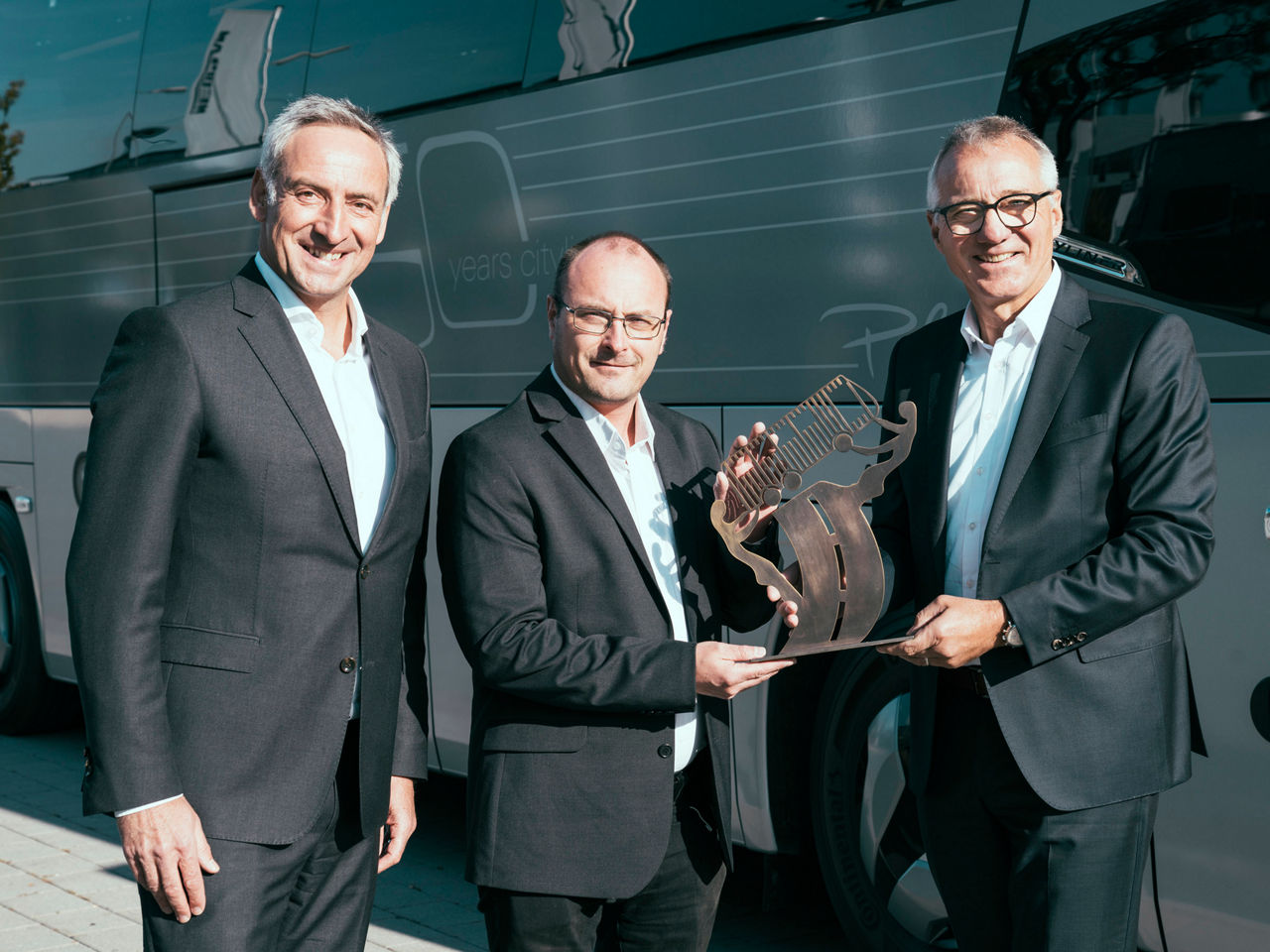 Tom Terjesen (predsjednik žirija) predaje nagradu Andreasu Tostmannu (CEO MAN Truck &  Bus) i Rudiju Kuchti (Head of Business Unit Bus)