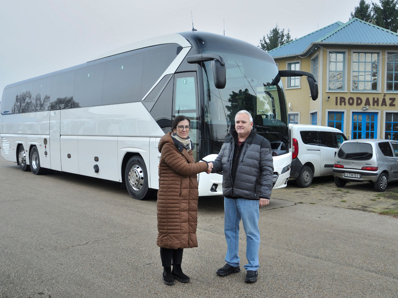 Két személy egy Neoplan busz előtt