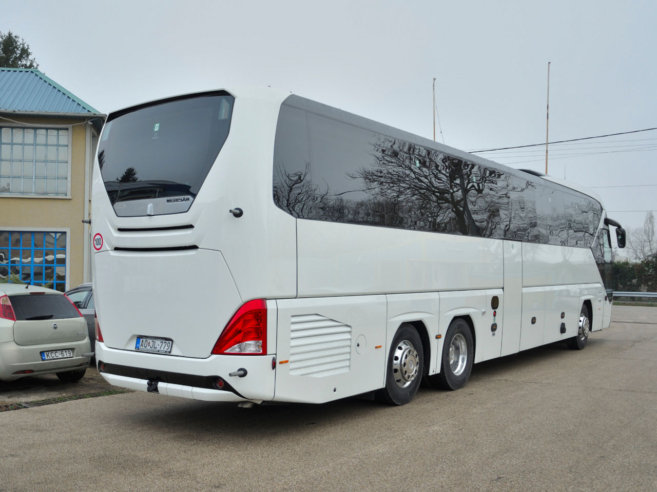 Fehér Neoplan busz