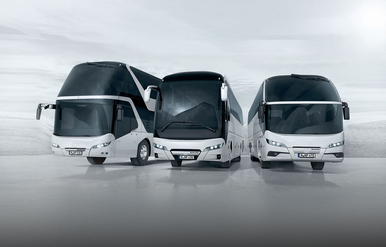 Drei moderne NEOPLAN-Reisebusse nebeneinander