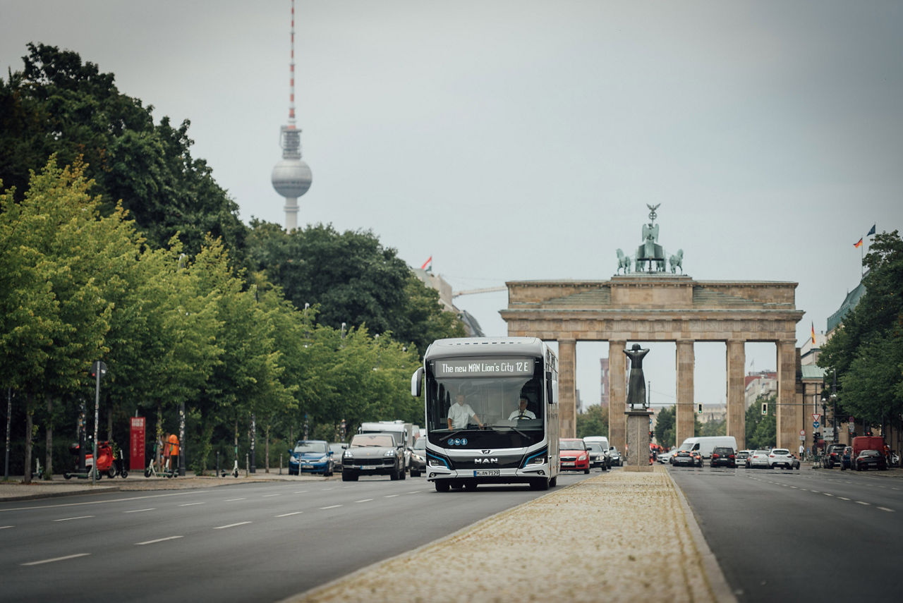 p-buseot-lionscitye-germany-berlin-01.jpg