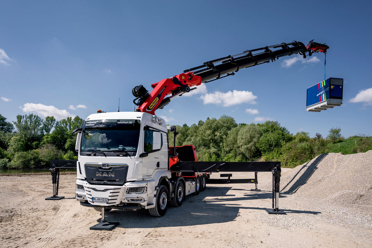 A Palfinger loading crane is installed on the MAN TGS 35.510 8x4H-6 BL with TM cab. Its range is 34.5 metres.DE: Auf dem MAN TGS MAN TGS 35.510 8x4H-6 BL mit TM-Fahrerhaus ist ein Ladekran von Palfinger aufgebaut. Seine Reichweite beträgt 34,5 Meter.EN: A Palfinger loading crane is installed on the MAN TGS 35.510 8x4H-6 BL with TM cab. Its range is 34.5 metres.