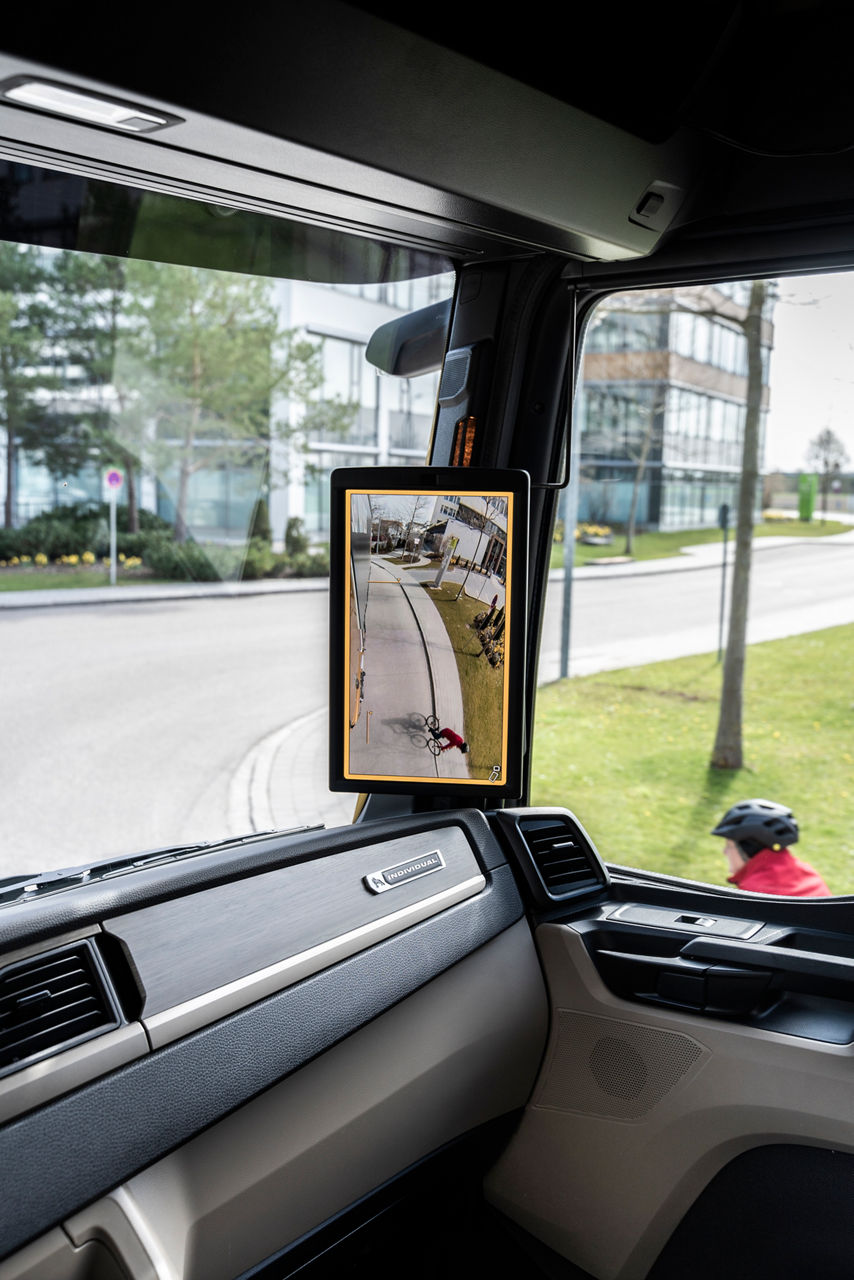 MAN OptiView: jól láthatók és kényelmesen használhatók a fülkében elhelyezett nagy méretű és nagy felbontású kijelzők