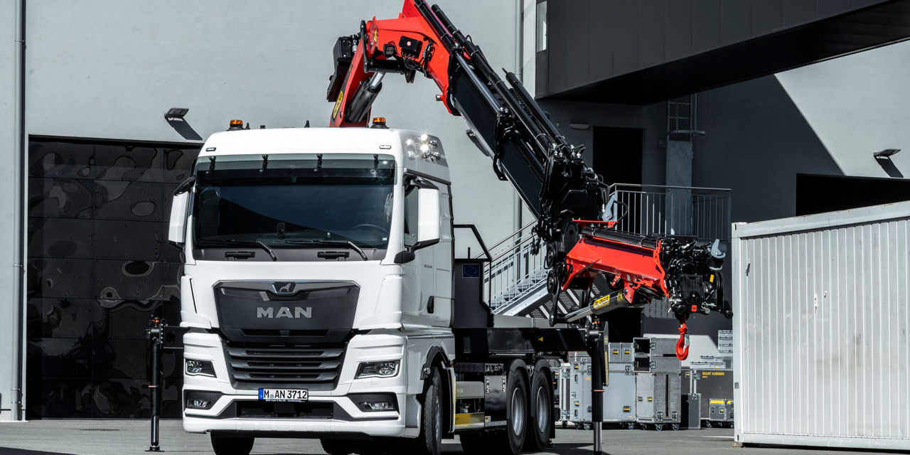 The new 10 ton front axle from MAN increases the load capacity and range of loading cranes when working at the front over the cab. A crane like this can lift 10 tons, which equates to an extra 650 kilograms at its maximum lifting height of 29.2 metres.DE: Die neue 10-Tonnen-Vorderachse von MAN erhöht die Tragkraft und Reichweite von Ladekränen bei der Arbeit nach vorne über das Fahrerhaus hinweg. Ein solcher Kran hebt 10 Tonnen, bei seiner maximalen Hubhöhe von 29,2 Metern sind es noch 650 Kilogramm.UK: The new 10 ton front axle from MAN increases the load capacity and range of loading cranes when working at the front over the cab. A crane like this can lift 10 tons, which equates to an extra 650 kilograms at its maximum lifting height of 29.2 metres.