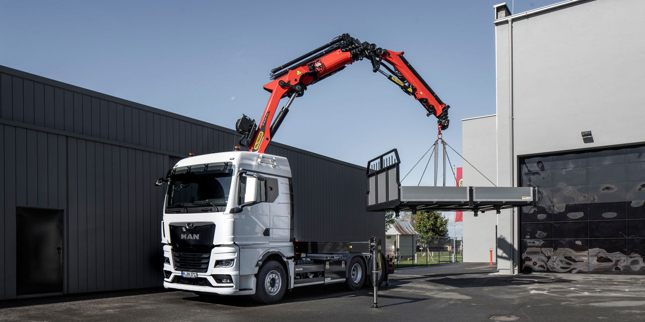 Large loading cranes with a long reach lift heavy loads. MAN offers chassis designs with industry-specific features such as the MAN TGX 33.510 6x4 with 10-ton front axle.DE: Schwere Lasten heben große Ladekräne mit großer Ausladung. MAN bietet dafür branchengerecht ausgestattete Fahrgestelle wie den MAN TGX 33.510 6x4 mit 10-Tonnen-Vorderachse.UK: Large loading cranes with a long reach lift heavy loads. MAN offers chassis designs with industry-specific features such as the MAN TGX 33.510 6x4 with 10-ton front axle.