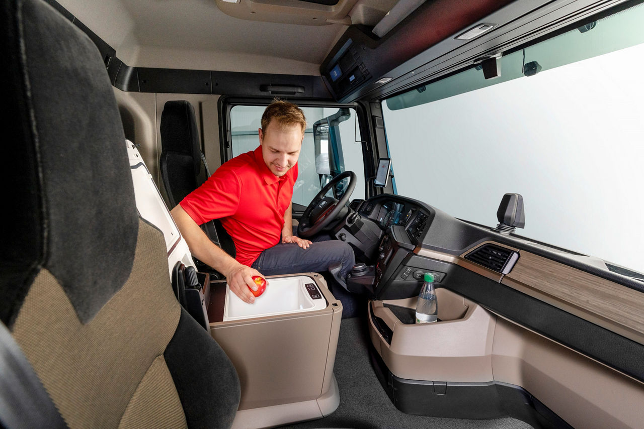 p-truck-iot-new-tgs-driver-at-work-3.jpg