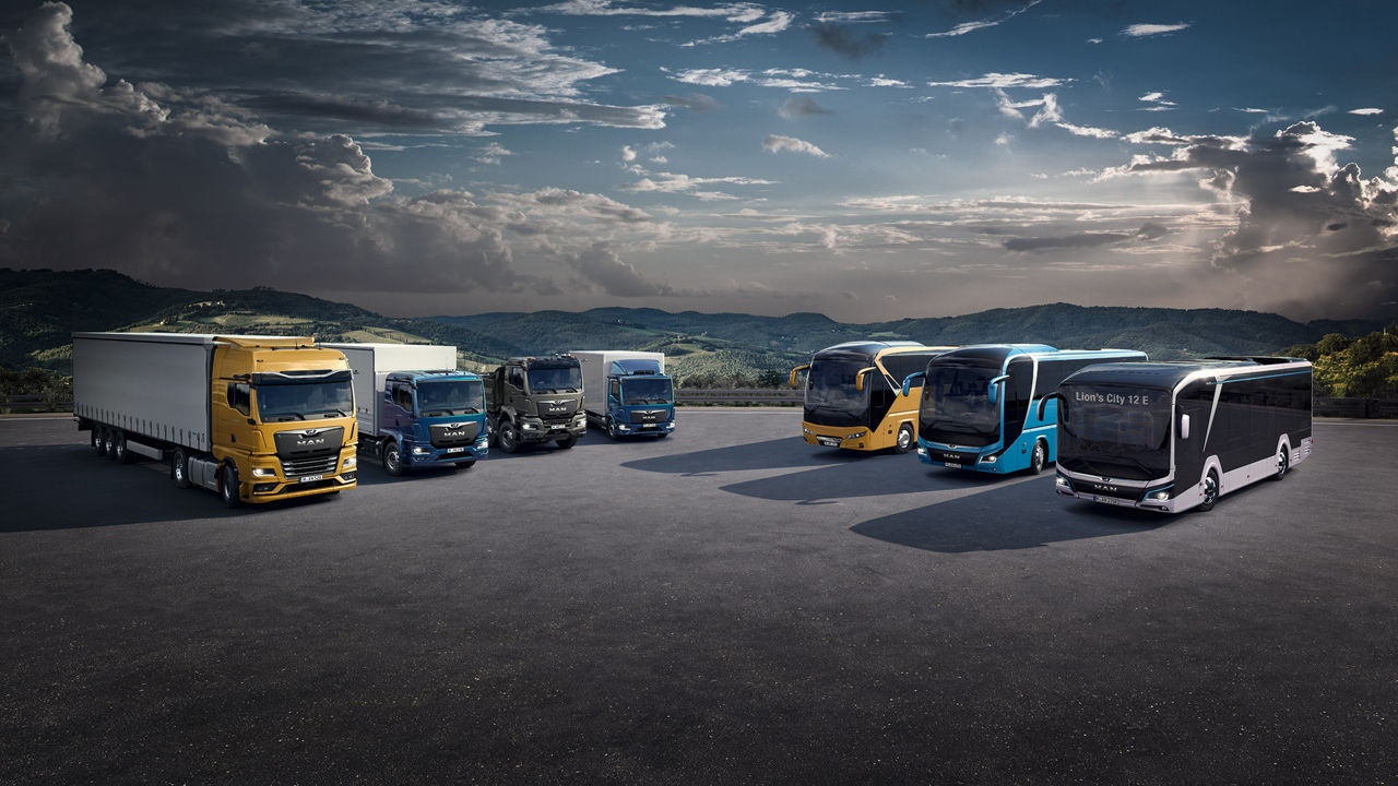 Poredana vozila MAN s planinskim krajolikom u pozadini